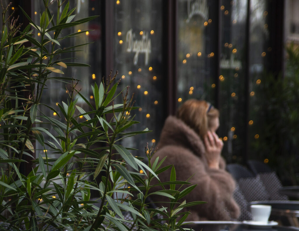 Catherine.Azzi - Flou au café